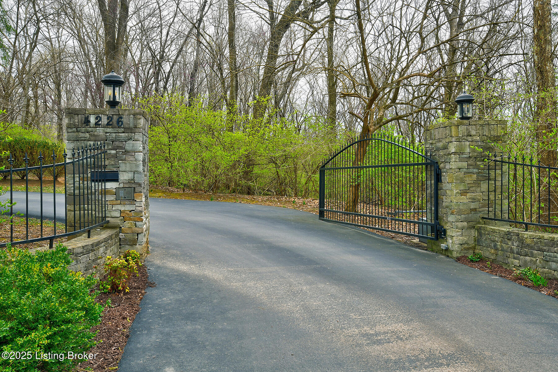 4226 Dolphin Road Louisville, KY 40220 - Photo 12 of 125 Secluded entry