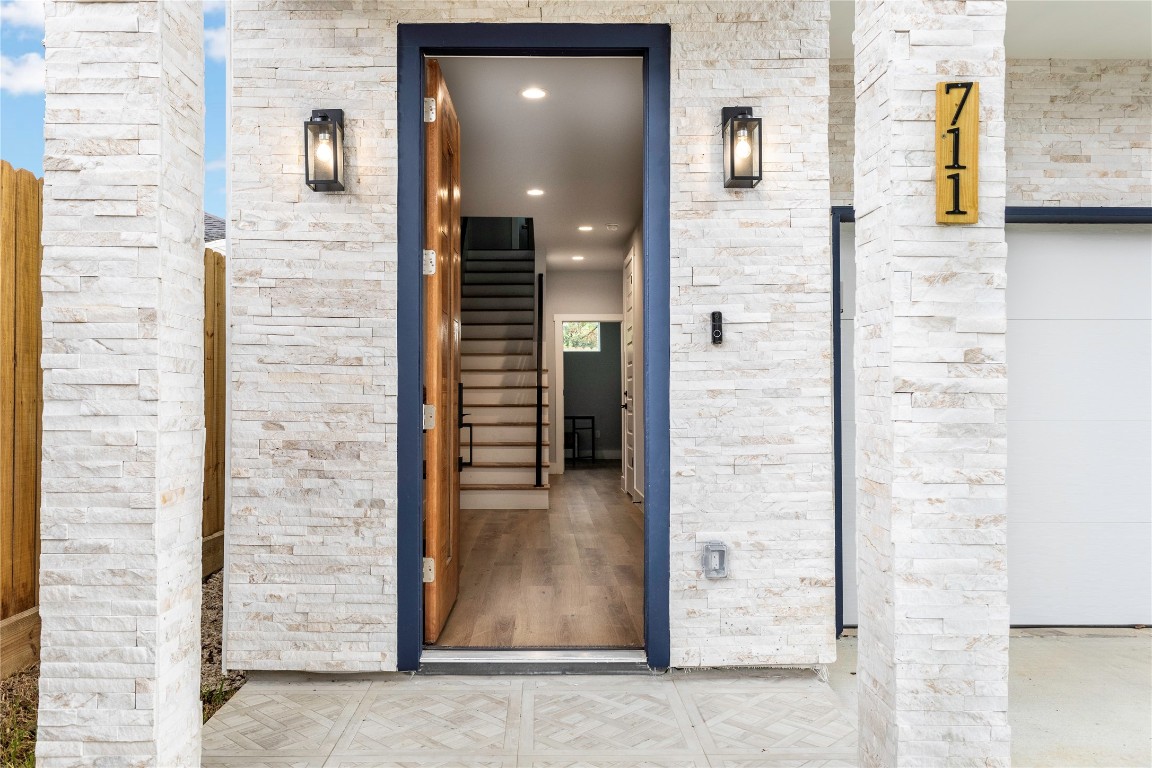 711 Boundary Street Houston, TX 77009 - Photo 2 of 26 view of a bathroom with mirror