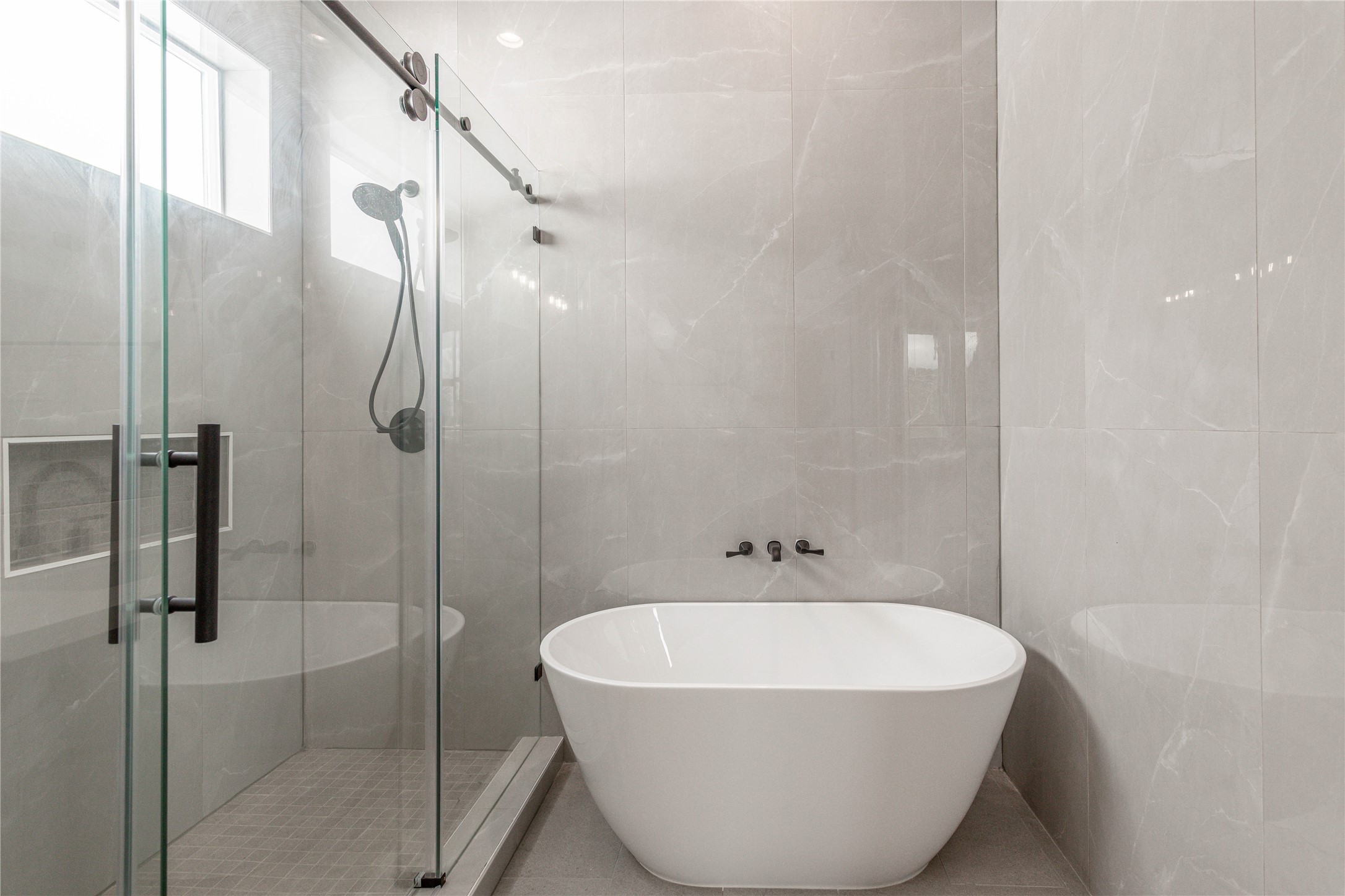 711 Boundary Street Houston, TX 77009 - Photo 21 of 26 a bathroom with a bathtub and shower