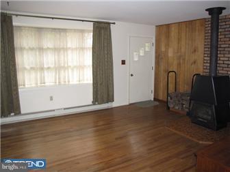 557 Colebrookdale Road Pottstown, PA 19464 - Photo 3 of 12 Living Room