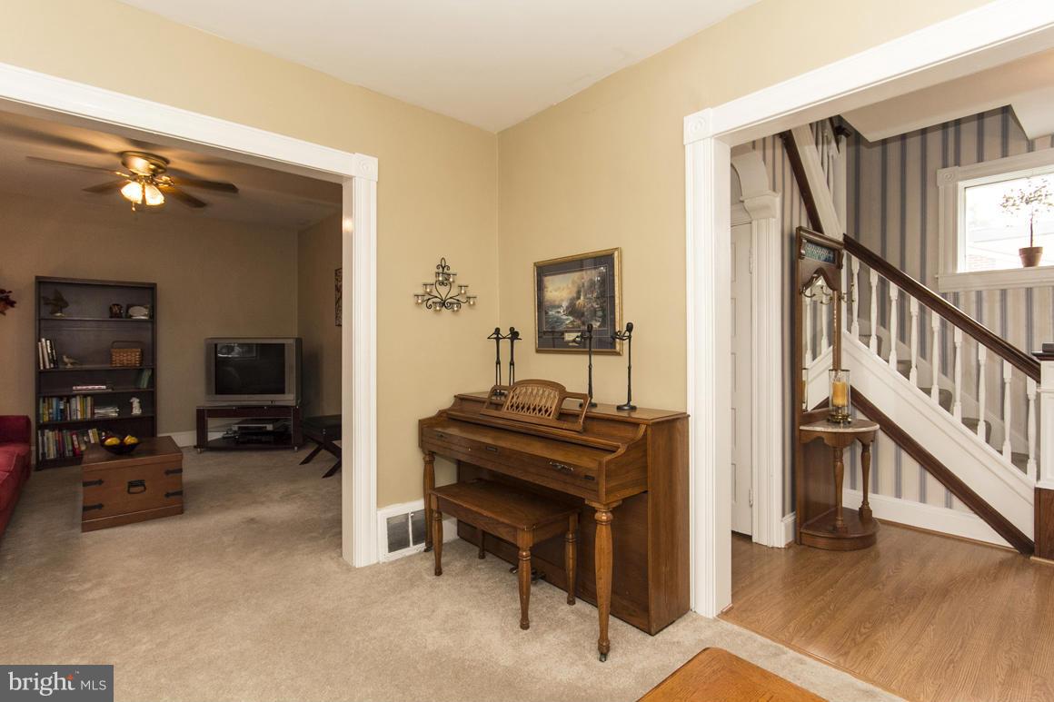 4719 Ridgeway Avenue Baltimore, MD 21206 - Photo 4 of 30 Living Room