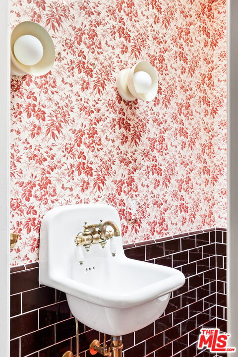 8577 Brier Drive Los Angeles, CA 90046 - Photo 15 of 39 a bathroom with a sink toilet and shower