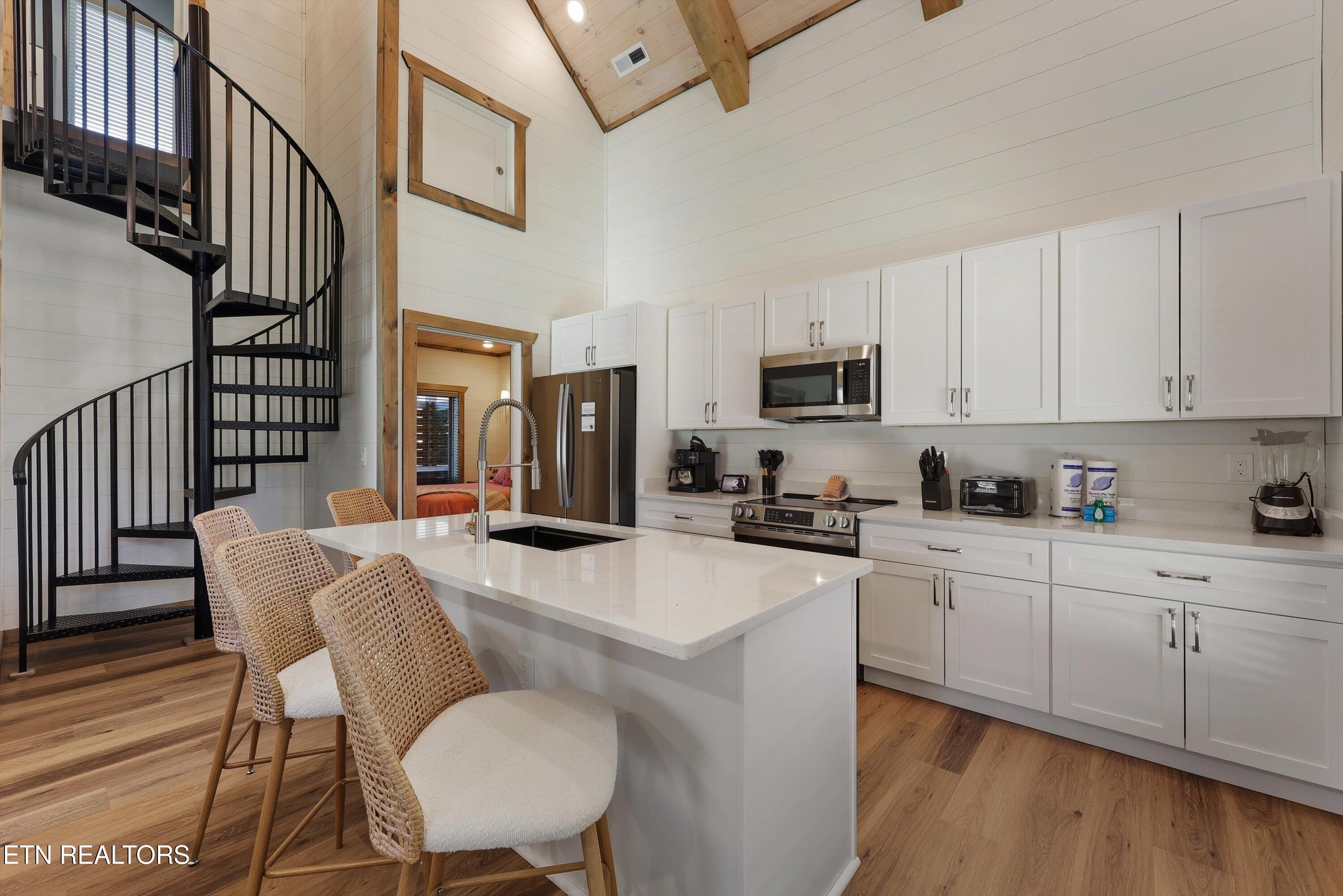 591 Warbonnet Way Pigeon Forge, TN 37863 - Photo 14 of 44 Modern Gourmet Kitchen