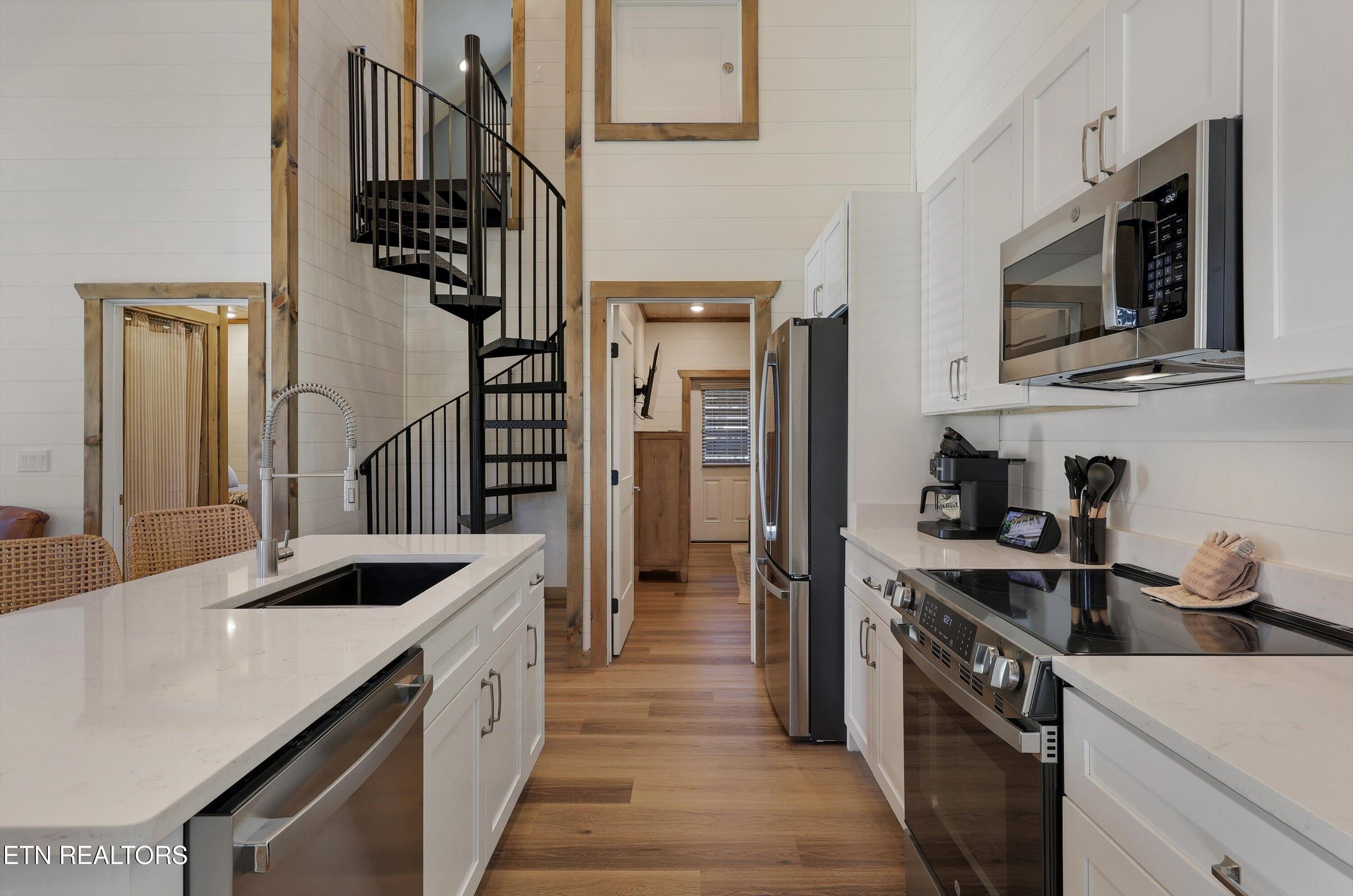 591 Warbonnet Way Pigeon Forge, TN 37863 - Photo 15 of 44 Modern Gourmet Kitchen