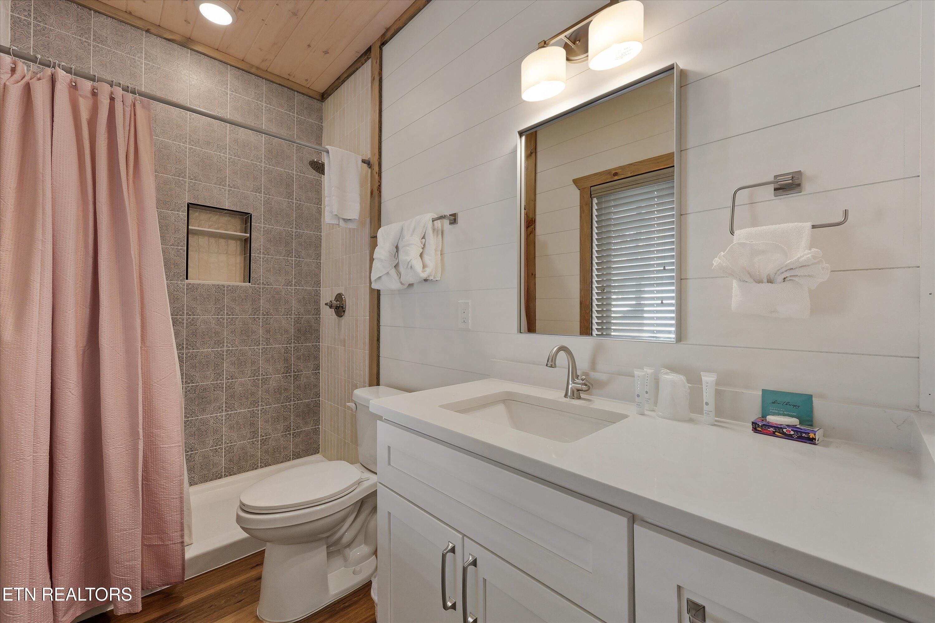 591 Warbonnet Way Pigeon Forge, TN 37863 - Photo 22 of 44 2nd Bath on Main Level