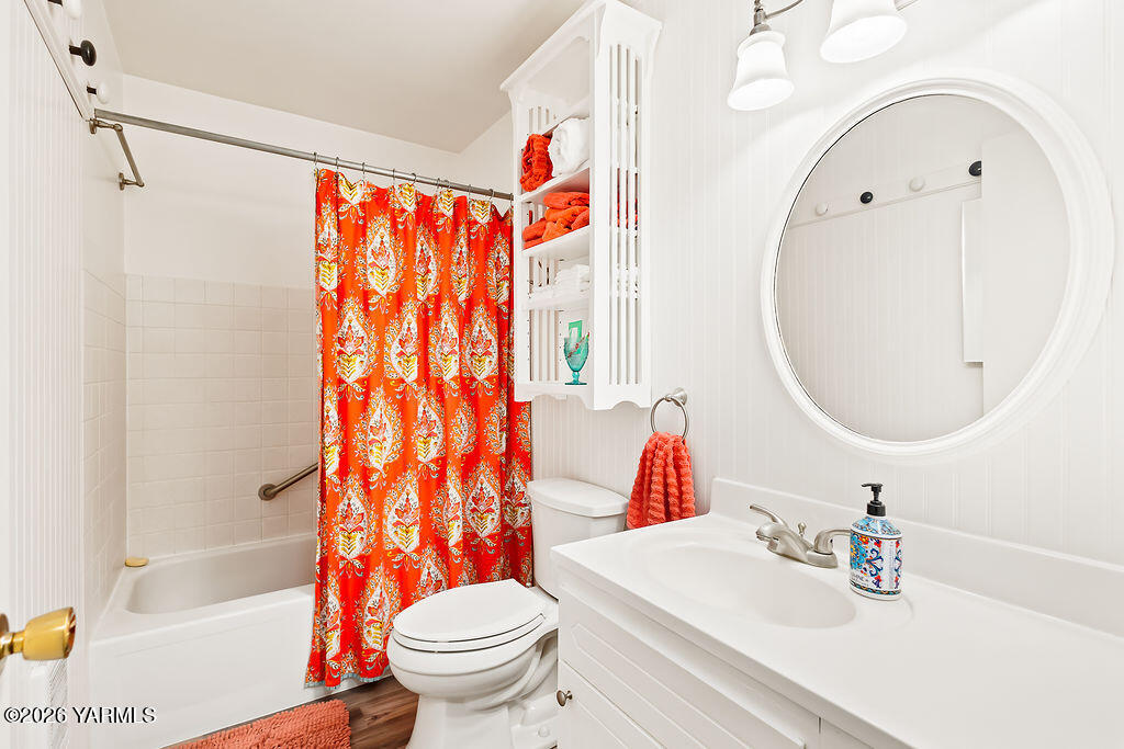 7610 Summitview Avenue, Unit 11 Yakima, WA 98908 - Photo 18 of 20 a bathroom with a sink toilet and shower