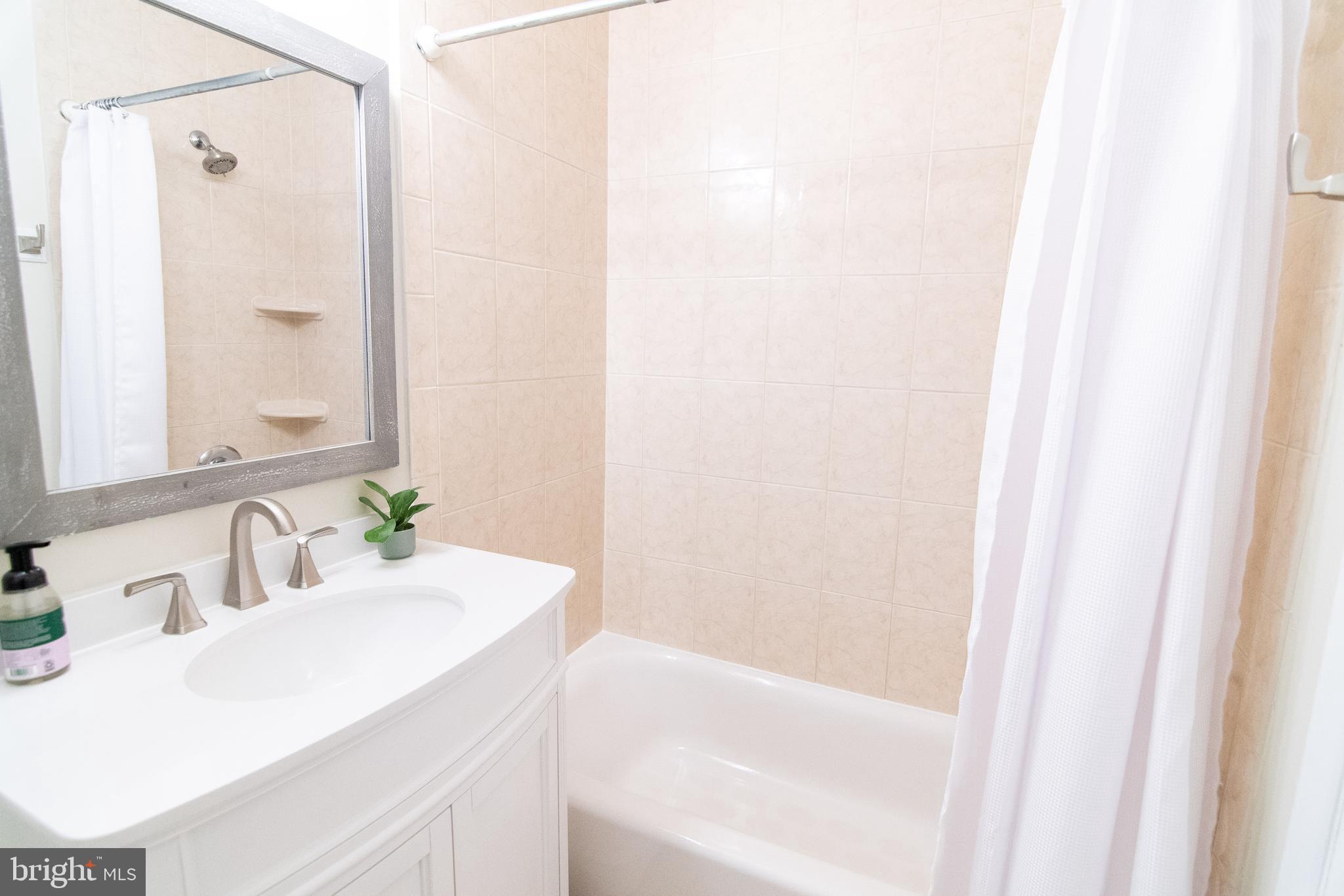 2007 Winged Foot Court Reston, VA 20191 - Photo 25 of 50 Primary Bath