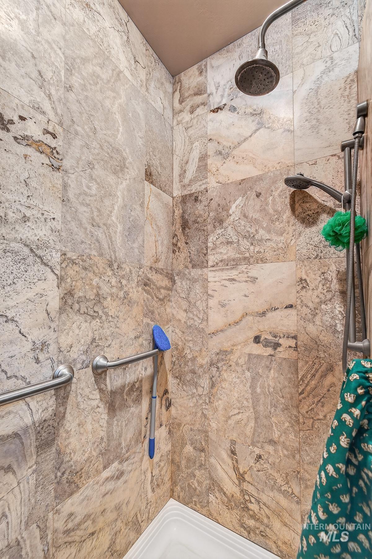 2195 Kilborn Lane Mesa, ID 83643 - Photo 24 of 50 Full bathroom with tiled shower