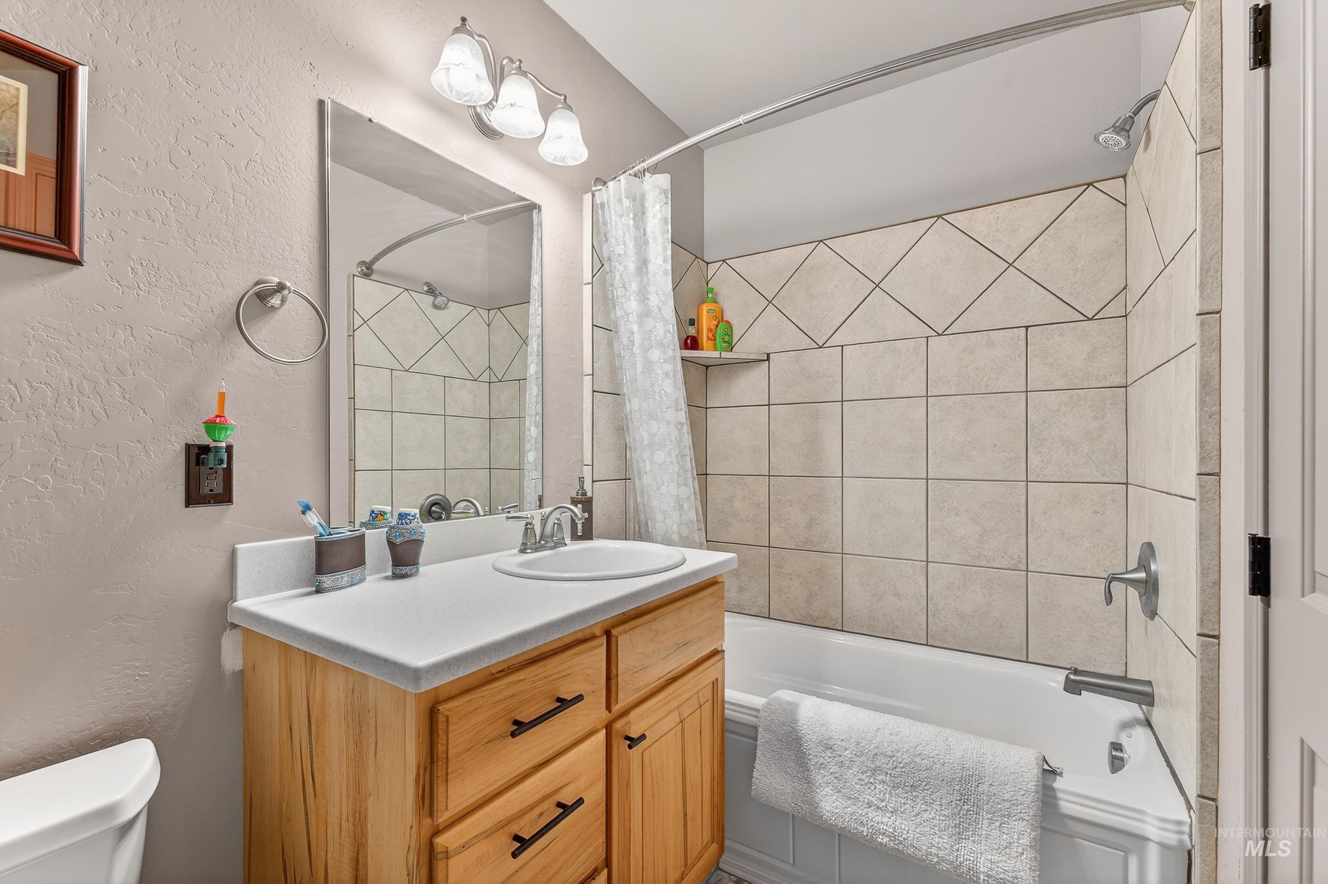 2195 Kilborn Lane Mesa, ID 83643 - Photo 30 of 50 Bathroom featuring a textured wall, shower / tub combo, and vanity