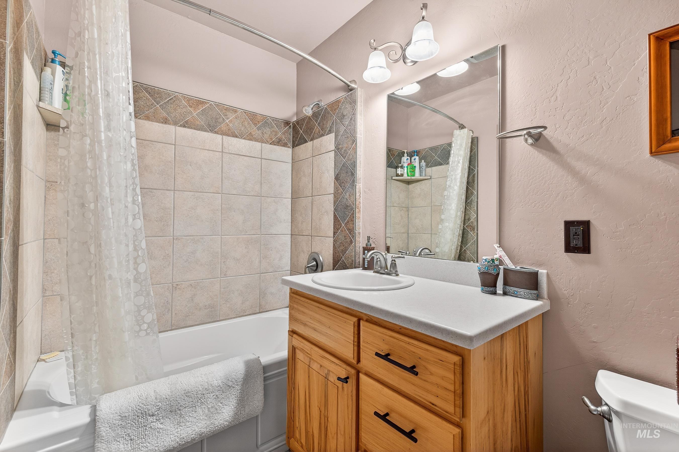 2195 Kilborn Lane Mesa, ID 83643 - Photo 33 of 50 Full bathroom with a textured wall, shower / bath combo, and vanity
