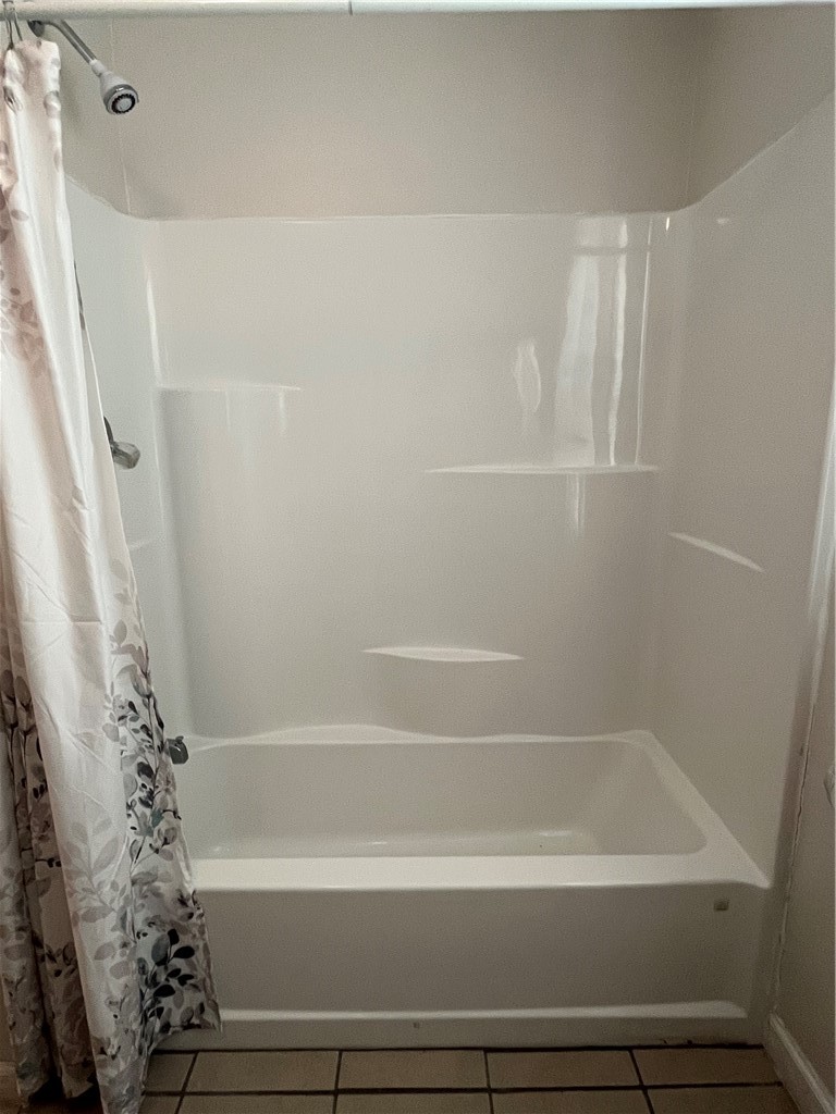 629 Lopez Street Taft, TX 78390 - Photo 11 of 22 a bathroom with bathtub and shower