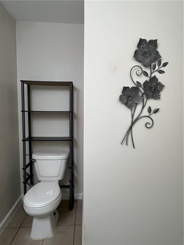 629 Lopez Street Taft, TX 78390 - Photo 13 of 22 a bathroom with a toilet