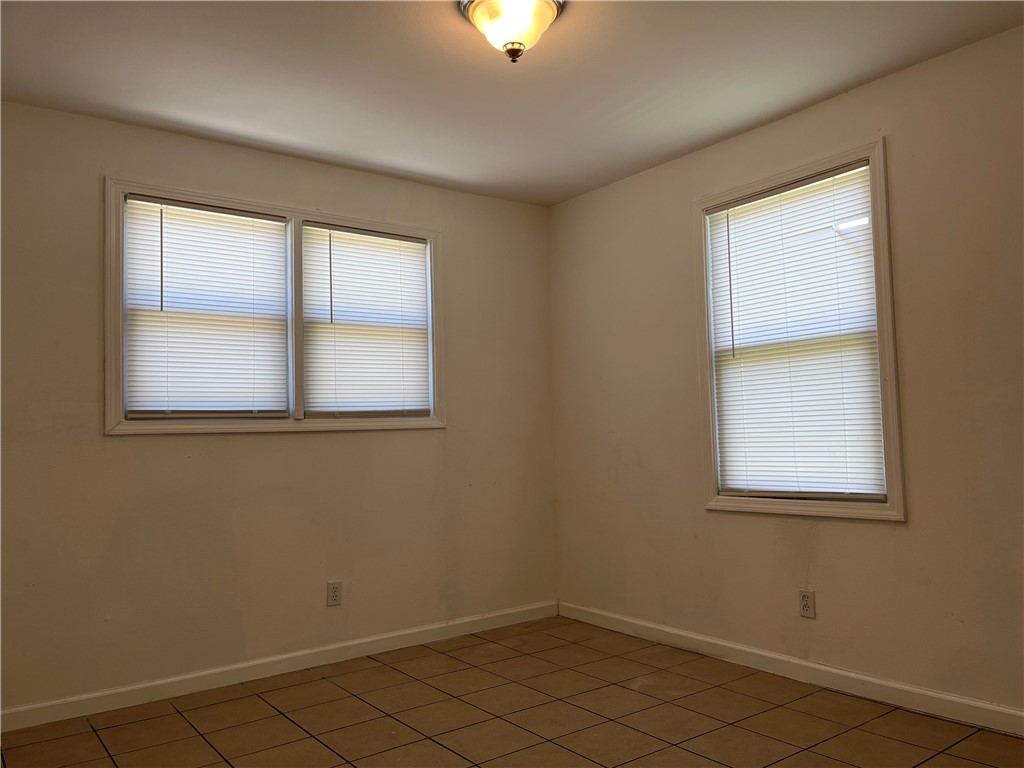 629 Lopez Street Taft, TX 78390 - Photo 17 of 22 an empty room with a window