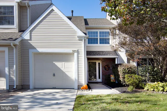 a view of a house with yard and garden