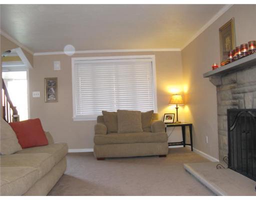 16 Robinhood Road Green Tree, PA 15220 - Photo 7 of 15 Living Room.