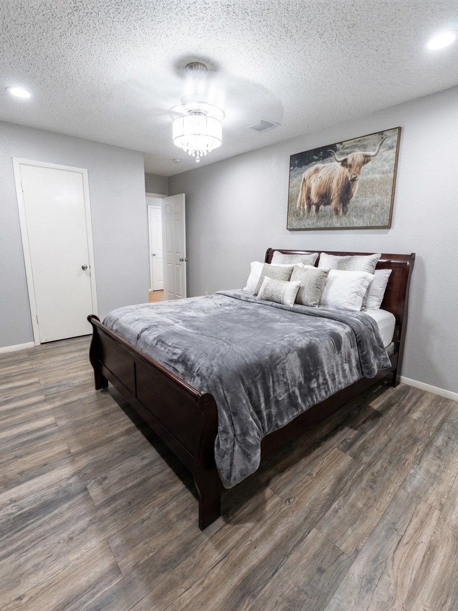2203 South Houston Road Pasadena, TX 77502 - Photo 11 of 18 Spacious primary bedroom with no carpeting.
