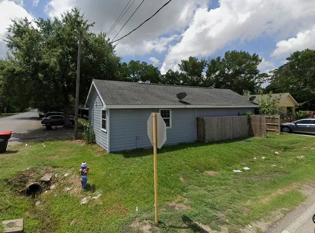 a view of a house with backyard