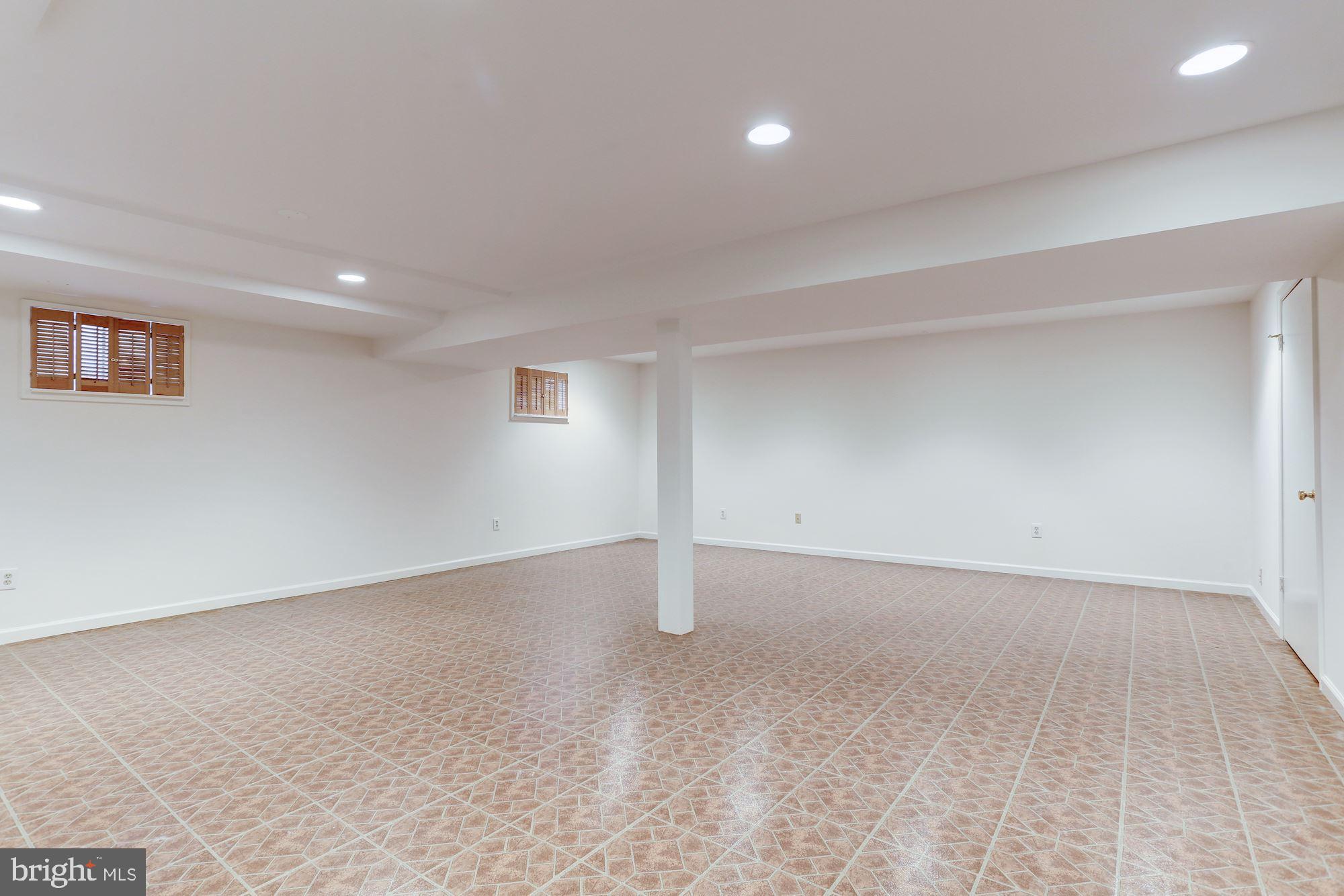 10239 Gainsborough Road Potomac, MD 20854 - Photo 20 of 21 a view of an empty room