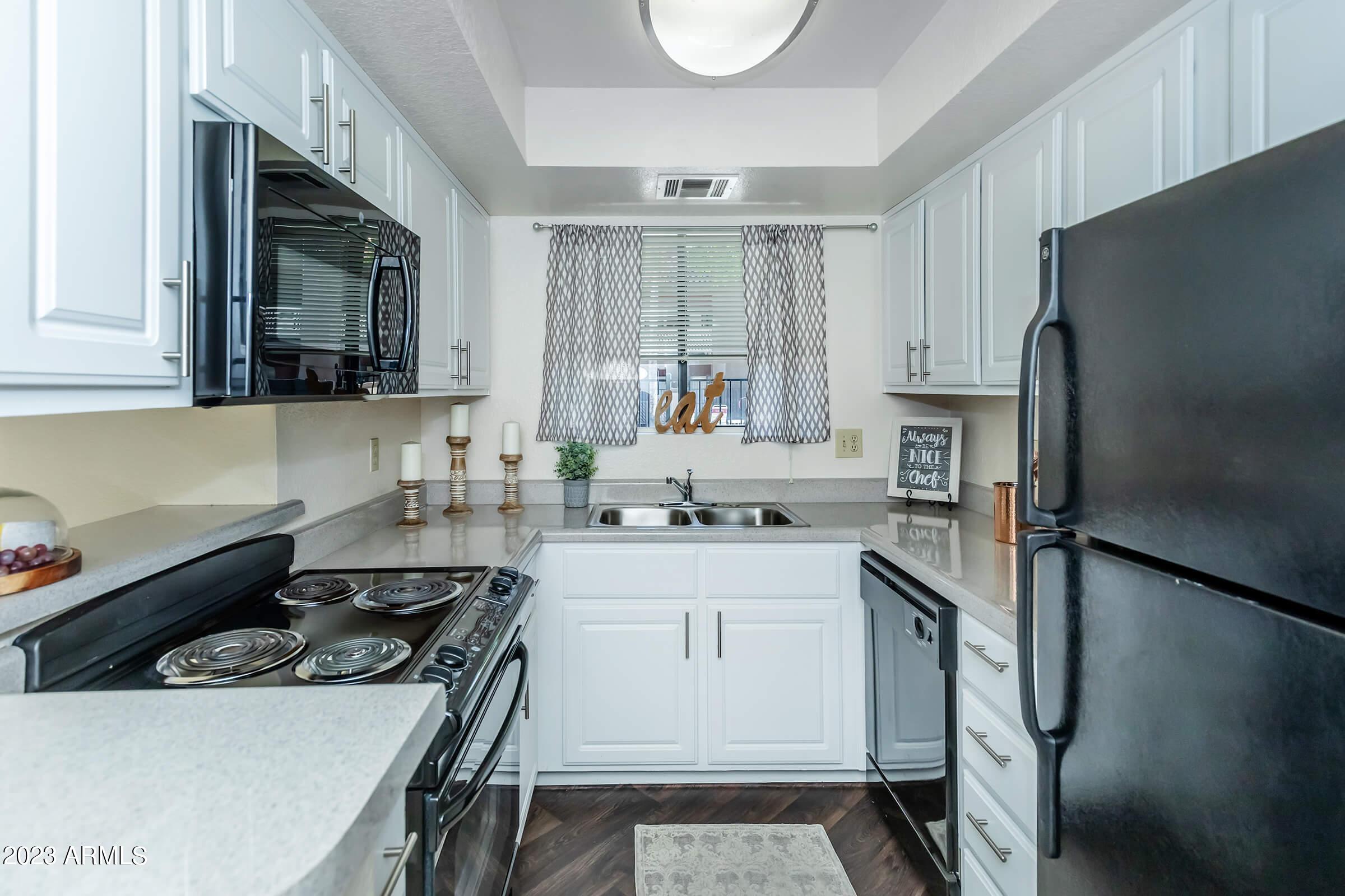 6445 South Maple Avenue, Unit 2 Tempe, AZ 85283 - Photo 5 of 23 Kitchen