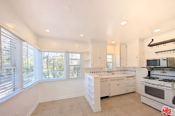 $4,390 | 601 9th Street, Unit D, Santa Monica, CA 90402