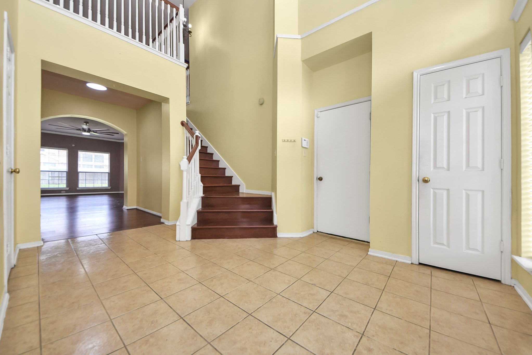 14103 Imperial Wood Lane Rosharon, TX 77583 - Photo 4 of 36 Spacious foyer with dramatic high ceilings