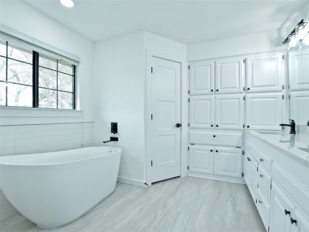 307 Copperleaf Road Lakeway, TX 78734 - Photo 21 of 28 a bathroom with a bathtub and view
