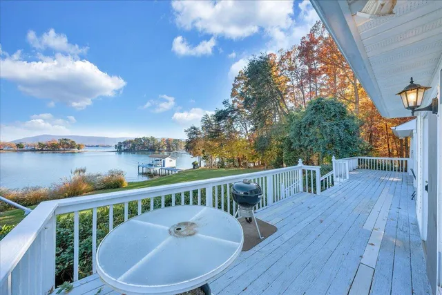 $1,450,000 | 362 Carrs Point Lane, Moneta, VA 24121