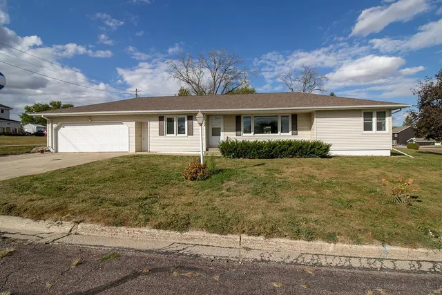 $164,900 | 204 1st Street, Welcome, MN 56181