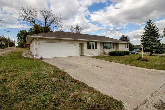 $164,900 | 204 1st Street, Welcome, MN 56181