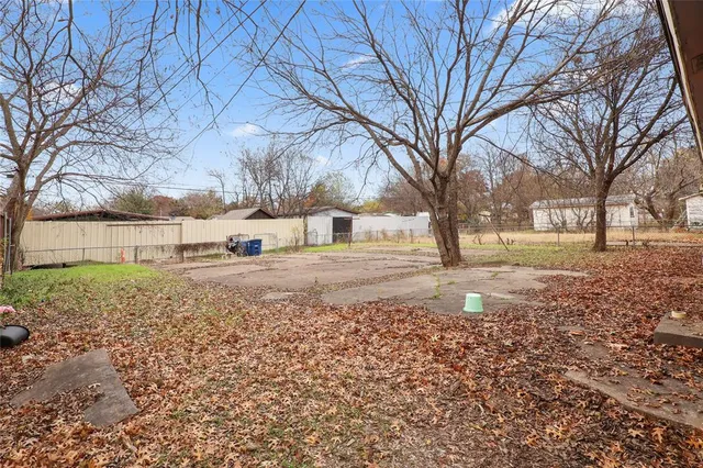 $184,900 | 725 Emberwood Drive, Dallas, TX 75232