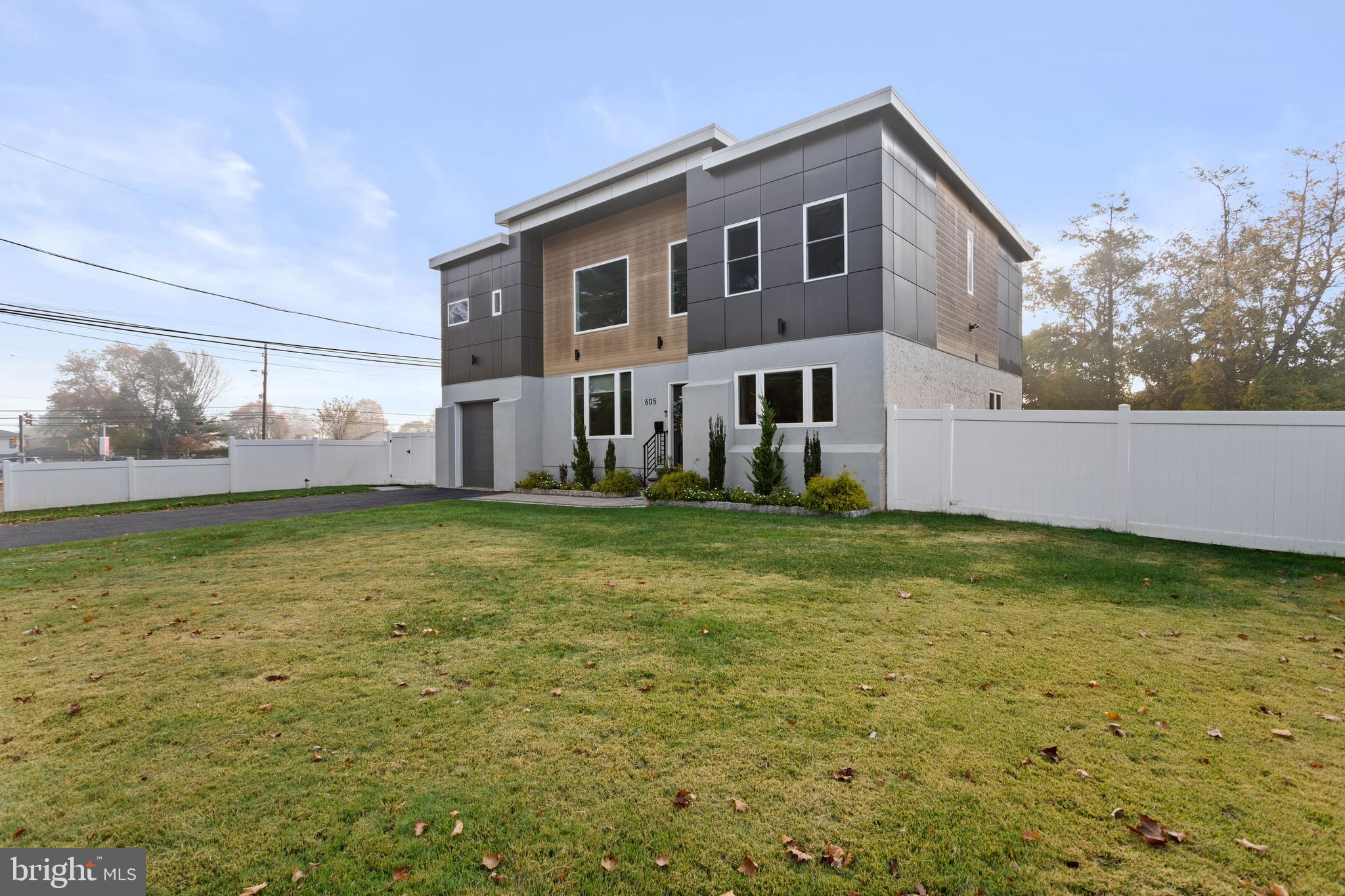 605 Cedar Grove Road Broomall, PA 19008 - Photo 3 of 47