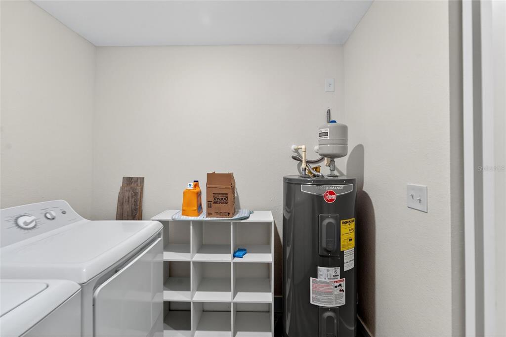 2525 West Beach Street Tampa, FL 33607 - Photo 21 of 48 a utility room with dryer and washer