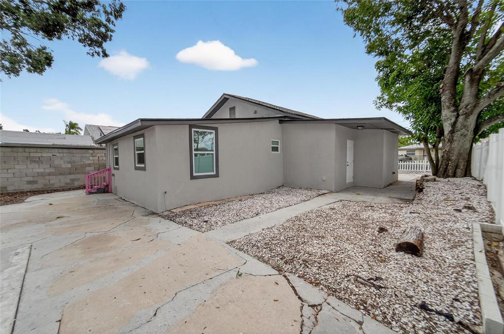 2525 West Beach Street Tampa, FL 33607 - Photo 44 of 48 a view of a backyard with a large tree