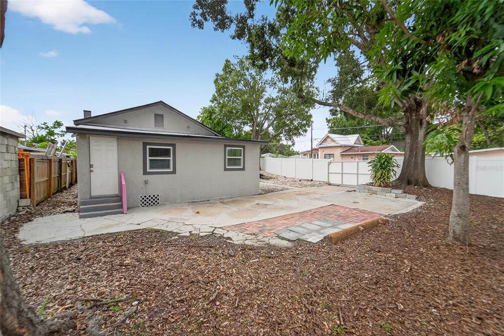 2525 West Beach Street Tampa, FL 33607 - Photo 46 of 48 a house with trees in the background