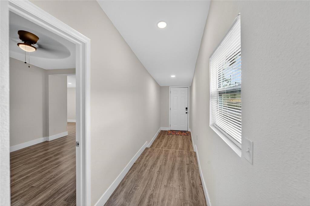 2525 West Beach Street Tampa, FL 33607 - Photo 6 of 48 a view of hallway with wooden floor