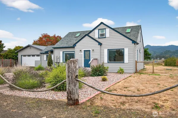 a view of a house with backyard