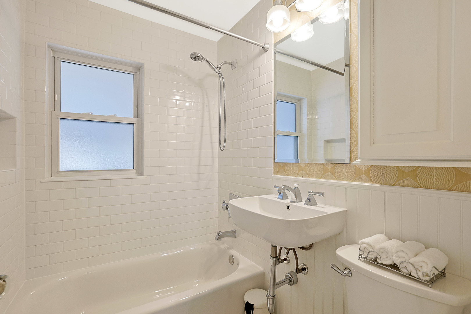 120 South Rohlwing Road Palatine, IL 60074 - Photo 19 of 49 a bathroom with a tub sink and mirror