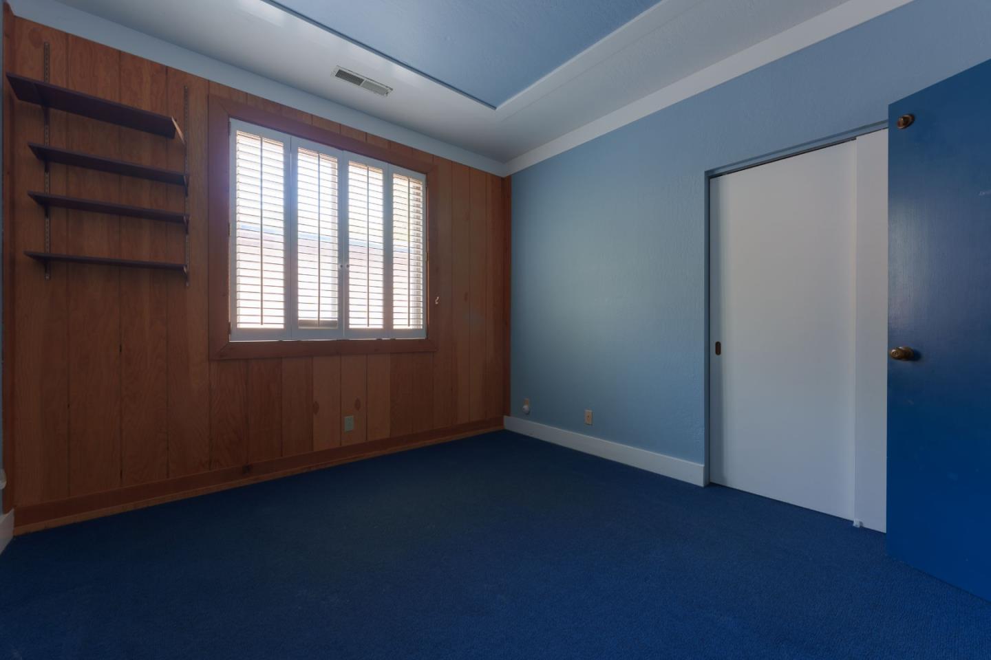 1352 River Road Salinas, CA 93908 - Photo 26 of 33 an empty room with a window