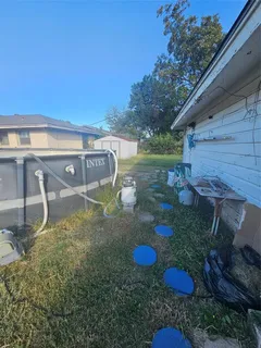 a view of a backyard