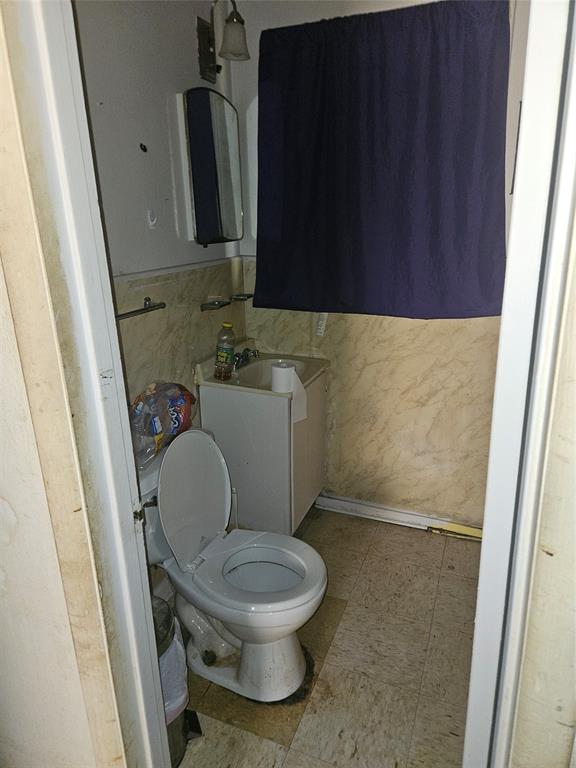 2506 Hillsboro Avenue Dallas, TX 75228 - Photo 8 of 18 a bathroom with a toilet and a sink