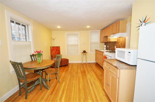 526 Centre Street, Unit 5 Boston, MA 02130 - Photo 4 of 14 a living room with furniture and a table