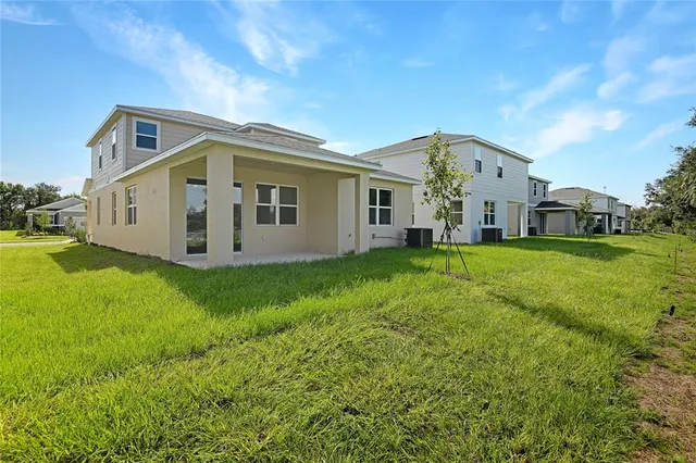 a view of a house with backyard and garden