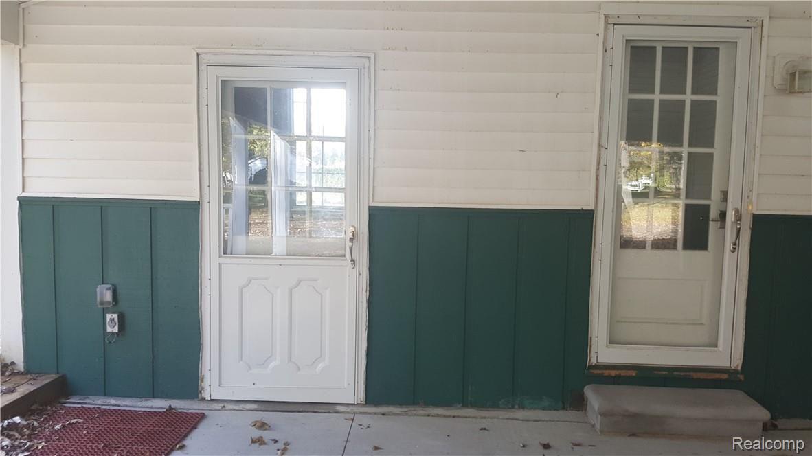 25555 Meridian Road Grosse Ile, MI 48138 - Photo 8 of 58 Door to left is an attached workshop.