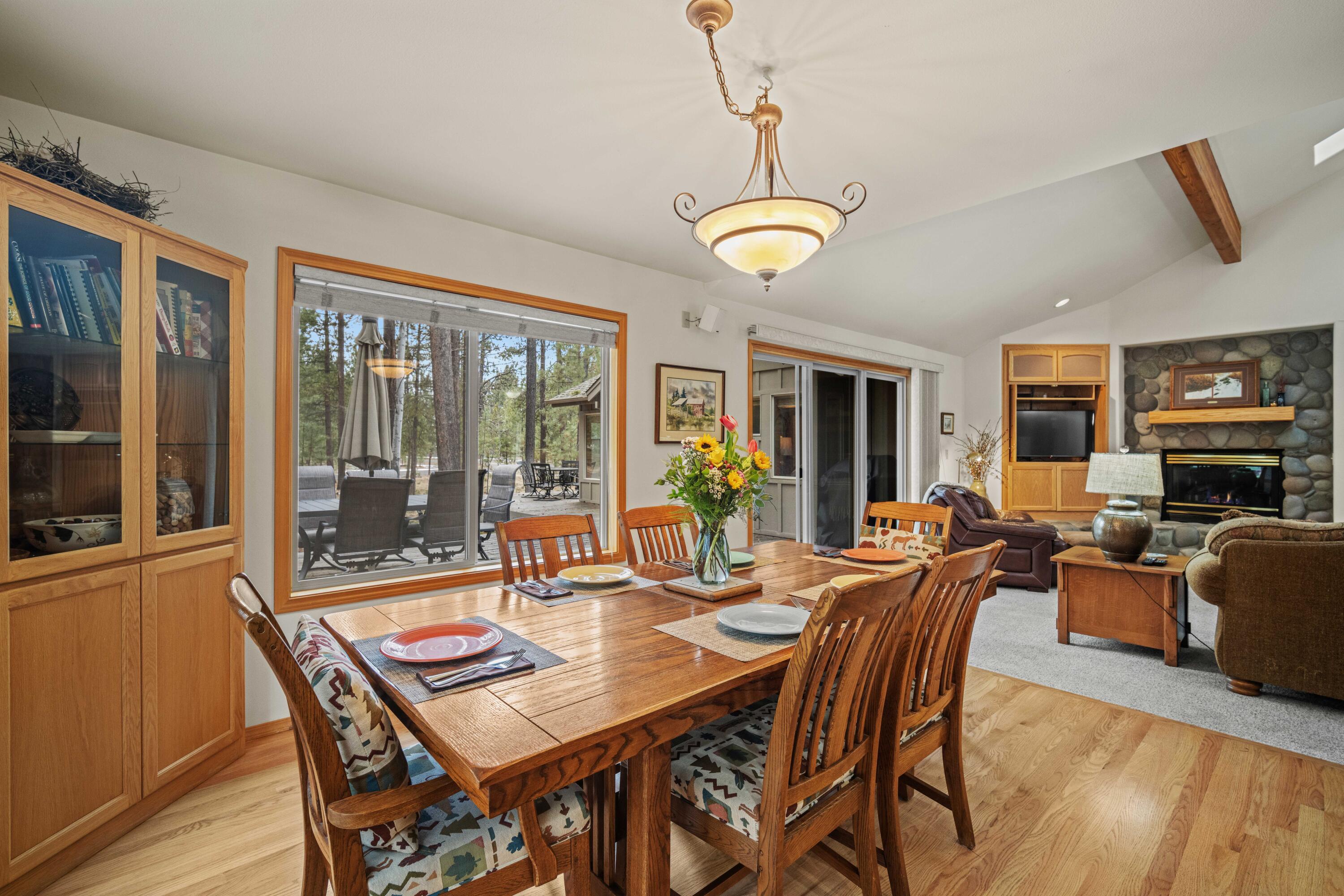 57655 Aspen Lane, Unit 2 Sunriver, OR 97707 - Photo 17 of 47 18 - dining room