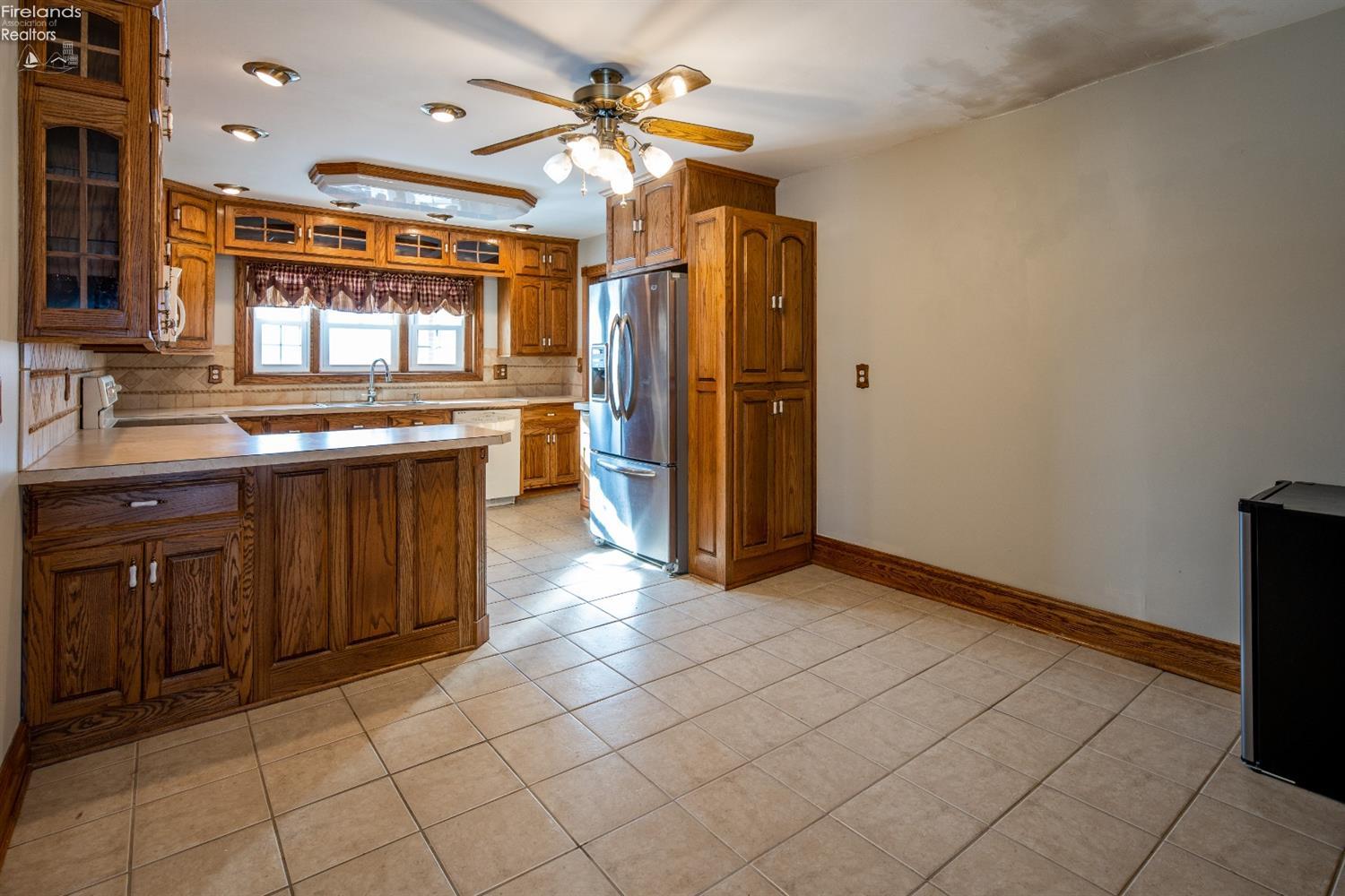 6410 West Harbor Road Port Clinton, OH 43452 - Photo 8 of 27 Gallery Image 8