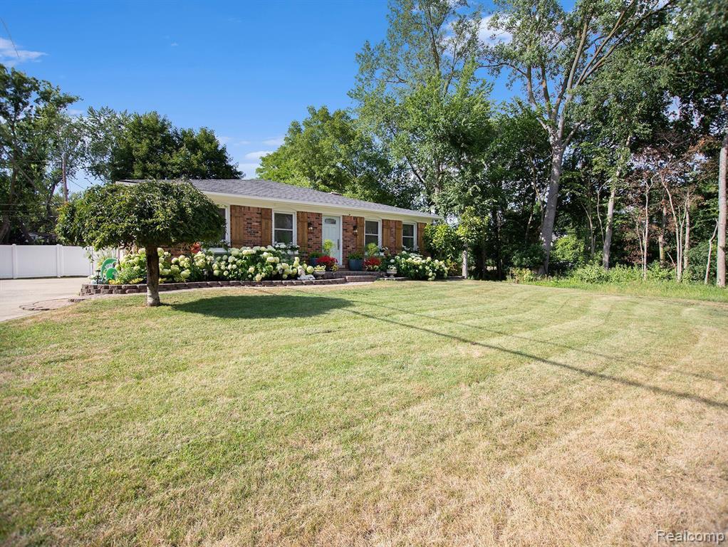 240 Maplehill Road Rochester Hills, MI 48306 - Photo 2 of 35