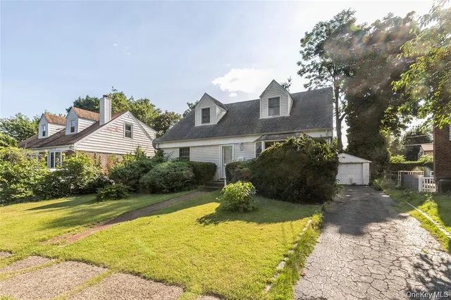 $1,199,000 | 6 Grady Court, Great Neck, NY 11023
