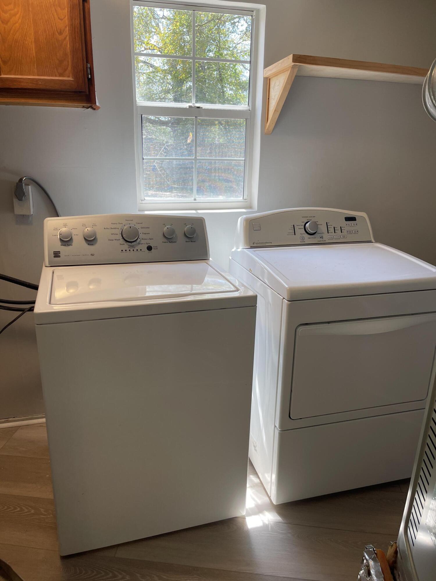133 3rd Street, Unit B Niceville, FL 32578 - Photo 6 of 32 a utility room with dryer and washer