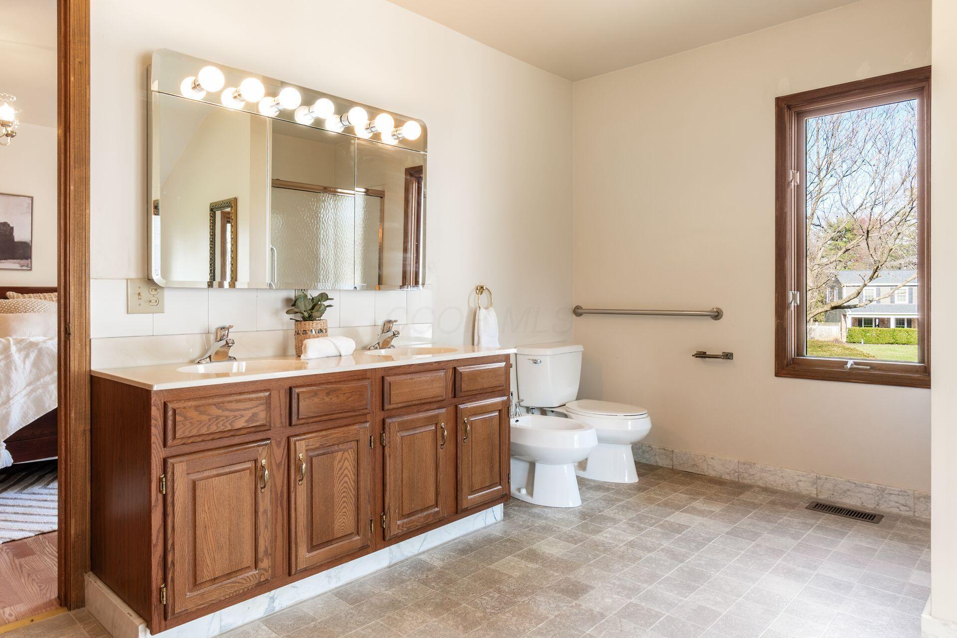 803 Old Farm Road Columbus, OH 43213 - Photo 40 of 97 Primary Bathroom