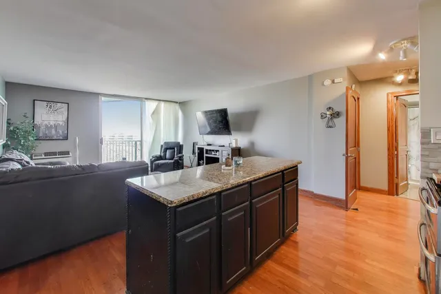 $192,900 | 20 North Tower Road, Unit 8E, Oak Brook, IL 60523